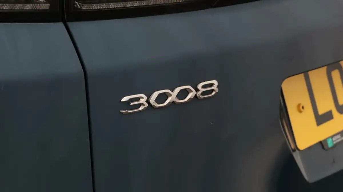 2022-peugeot-3008-suv-16-puretech-allure-225bhp-hybrid-e-eat8-big-21