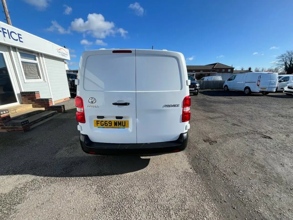 2019-toyota-proace-15d-active-medium-120hpeu6dt-e-panel-big-7