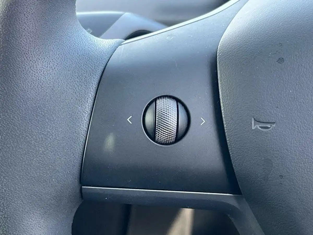 2022-tesla-model-y-e-long-range-big-31