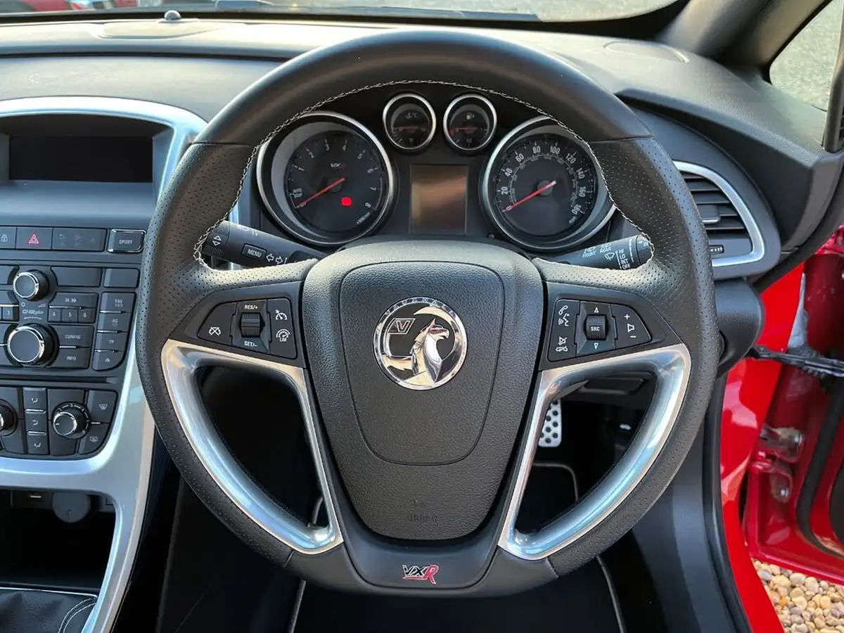 2015-vauxhall-astra-20-vxr-big-18