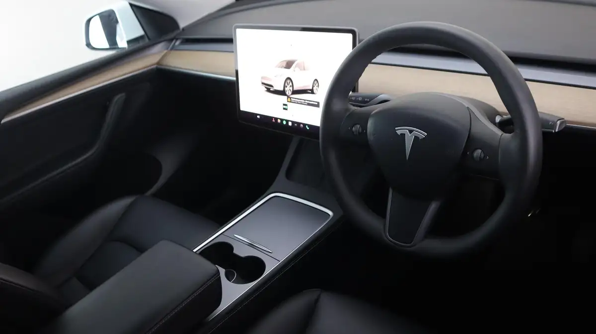 2022-tesla-model-y-e-long-range-big-9