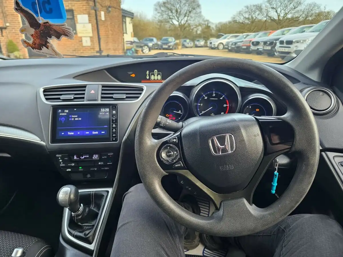2015-honda-civic-16-i-dtec-s-honda-connect-with-navi-tourer-big-9