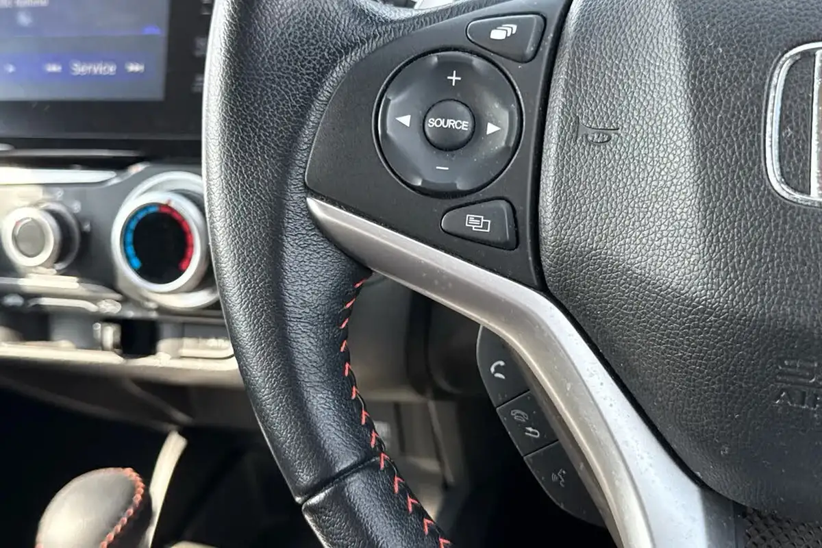 2018-honda-jazz-15-i-vtec-sport-cvt-big-12