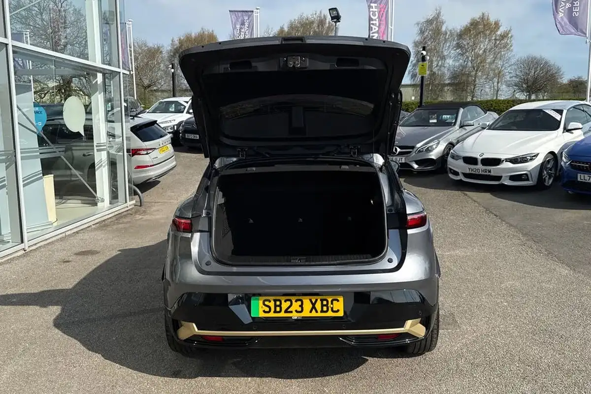 2023-renault-megane-e-tech-e-iconic-big-37
