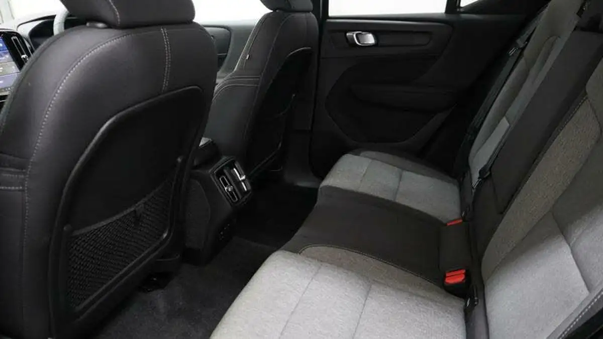 2024-volvo-xc40-20-b3-plus-big-15