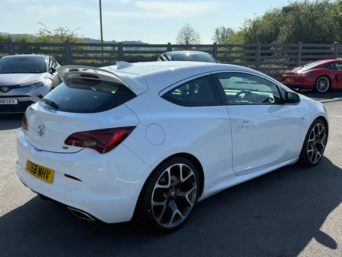 2018-vauxhall-gtc-20i-turbo-vxr-big-4