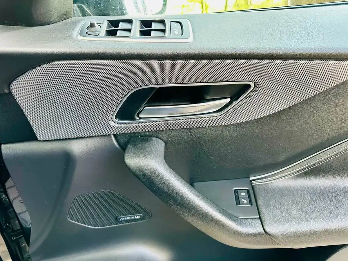2021-jaguar-f-pace-20i-chequered-flag-big-21