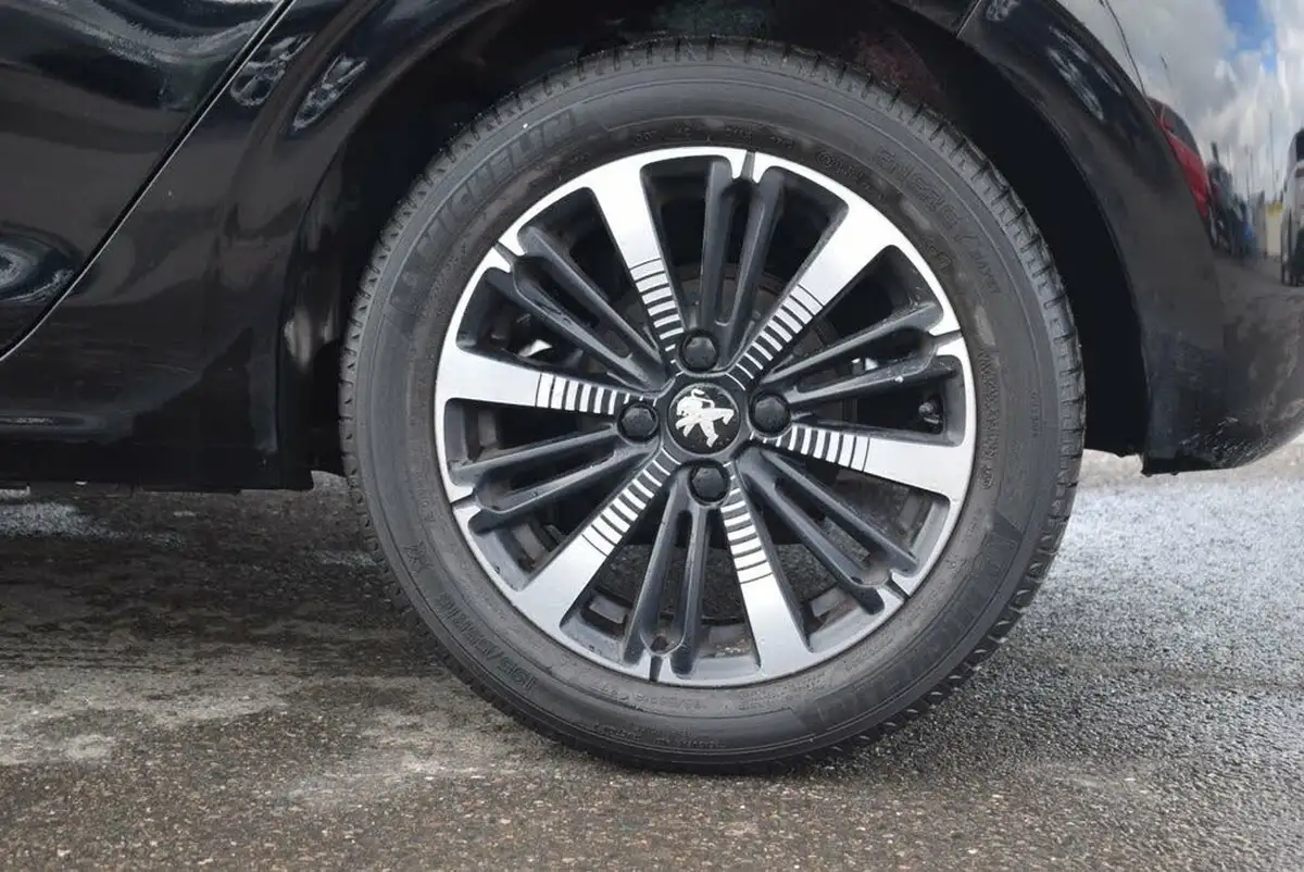 2019-peugeot-208-12-puretech-tech-edition-82bhp-big-8