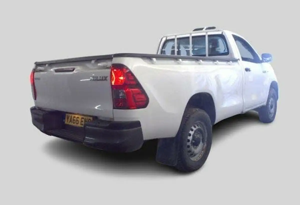 2016-toyota-hi-lux-24d-active-wide-body-big-3