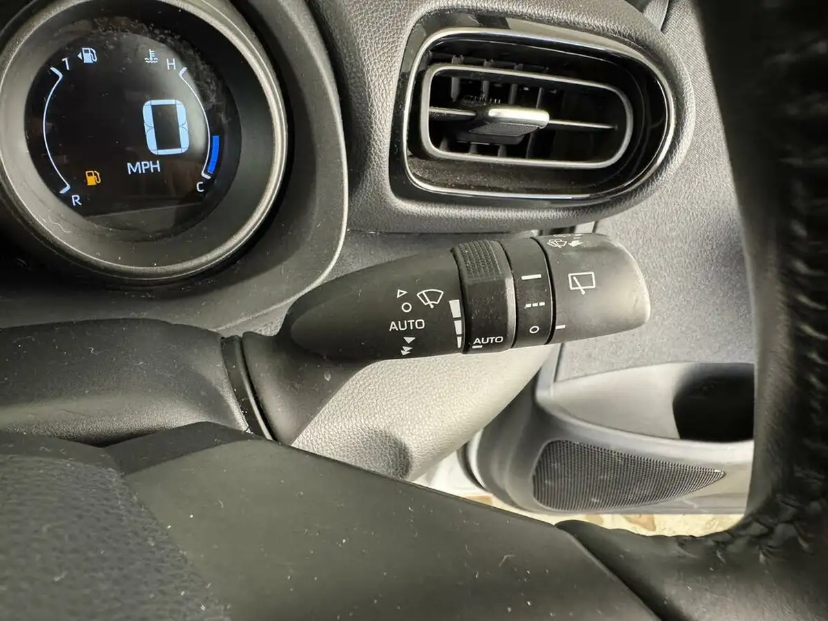 2021-toyota-yaris-15-vvt-i-design-big-26