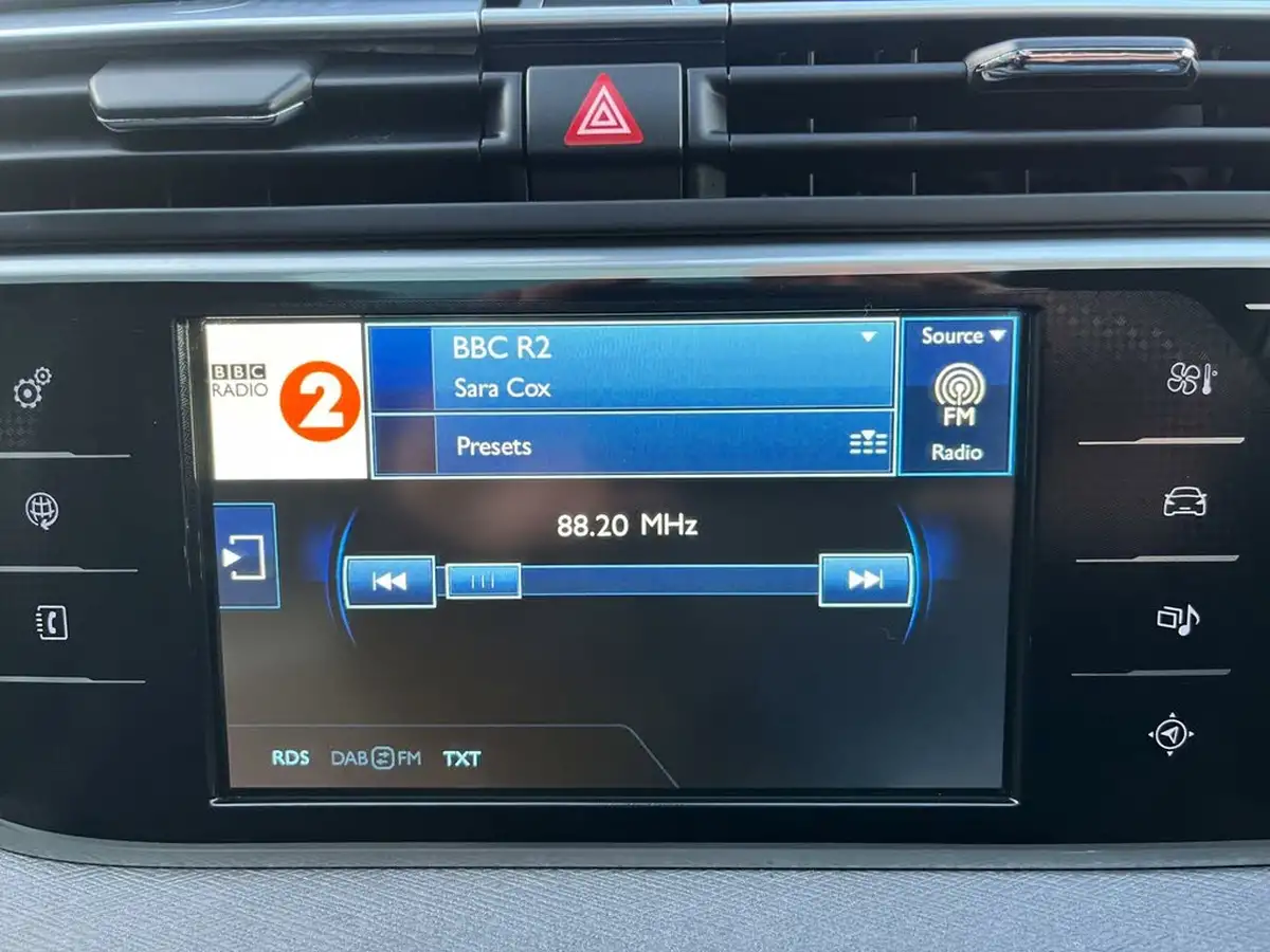 2015-citroen-grand-c4-picasso-16bluehdi-exclusive-eat6-big-15
