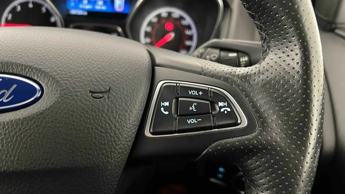 2015-ford-focus-20t-st3-hatchback-big-17