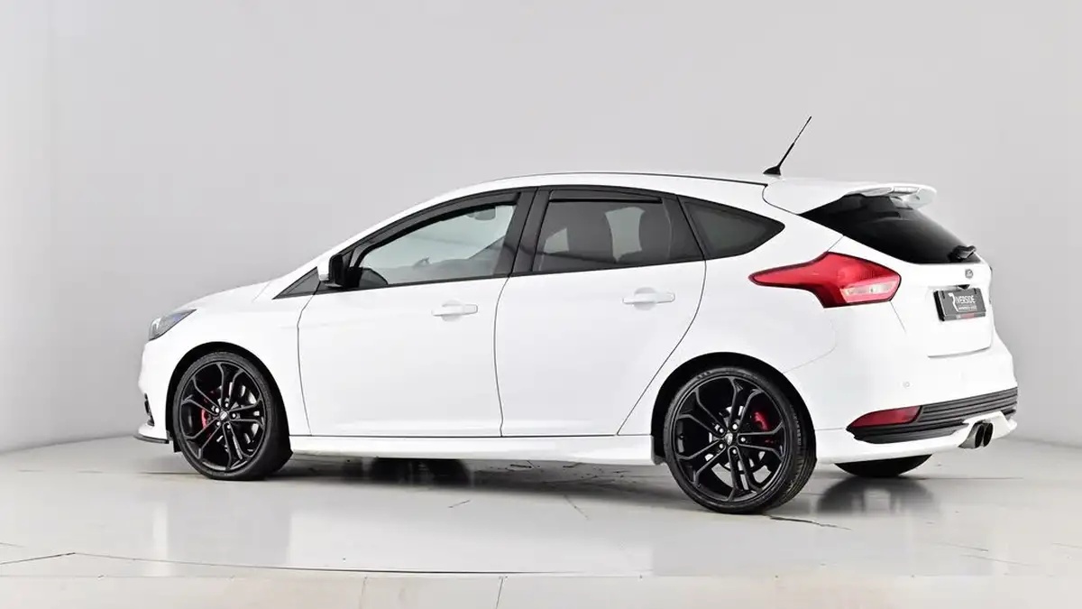 2015-ford-focus-20t-st3-hatchback-big-65