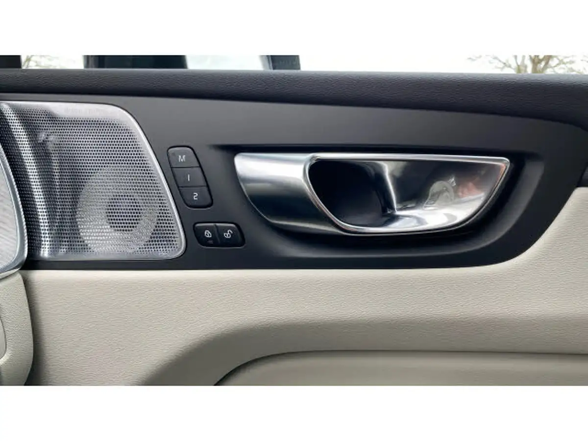 2024-volvo-xc60-20-t8-ultimate-dark-big-14