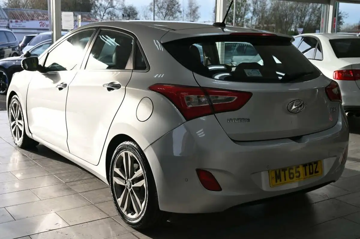 2015-hyundai-i30-16crdi-premium-136ps-blue-drive-hatchback-big-7