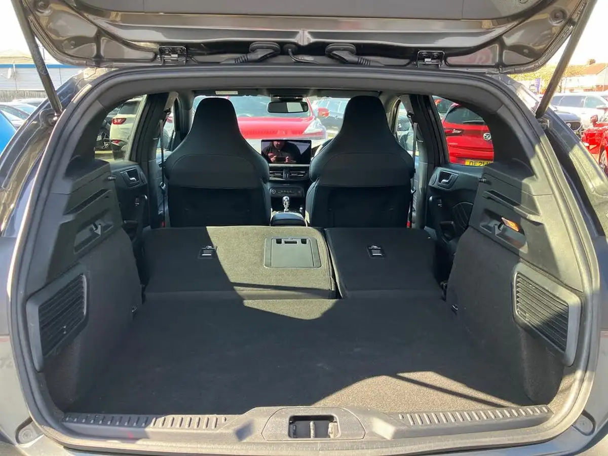 2023-ford-focus-23t-st-hatchback-big-27