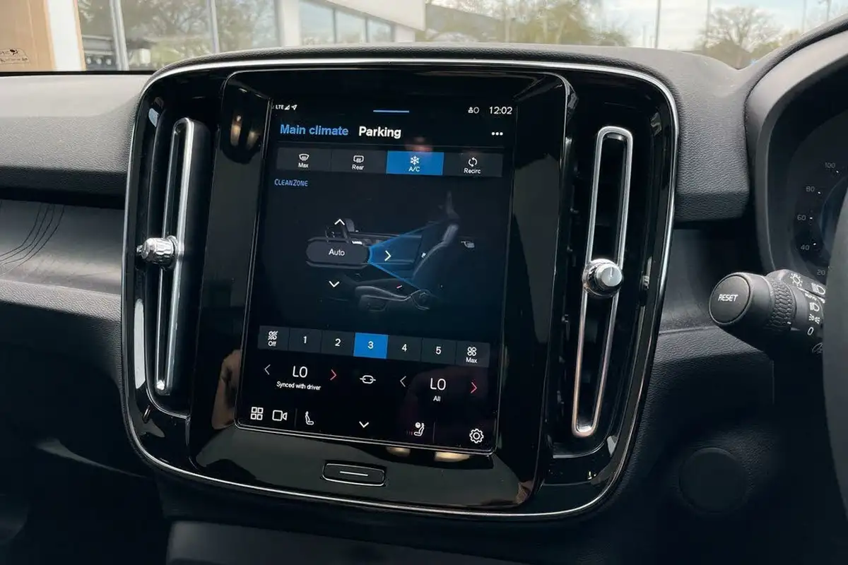 2022-volvo-c40-e-twin-recharge-pro-big-38
