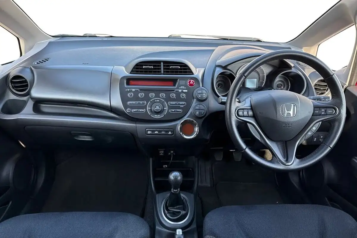 2015-honda-jazz-14-es-plus-big-16