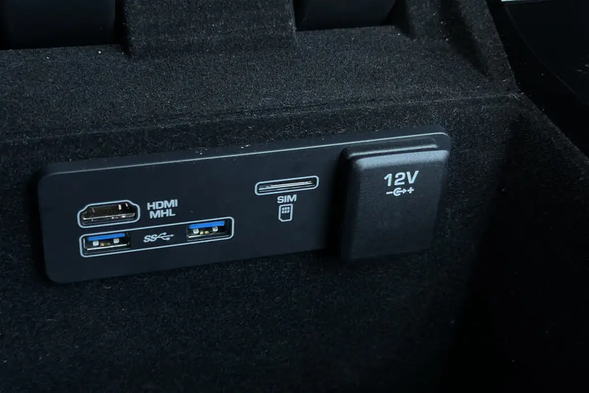 2018-land-rover-range-rover-velar-30-d300-s-ss-big-21