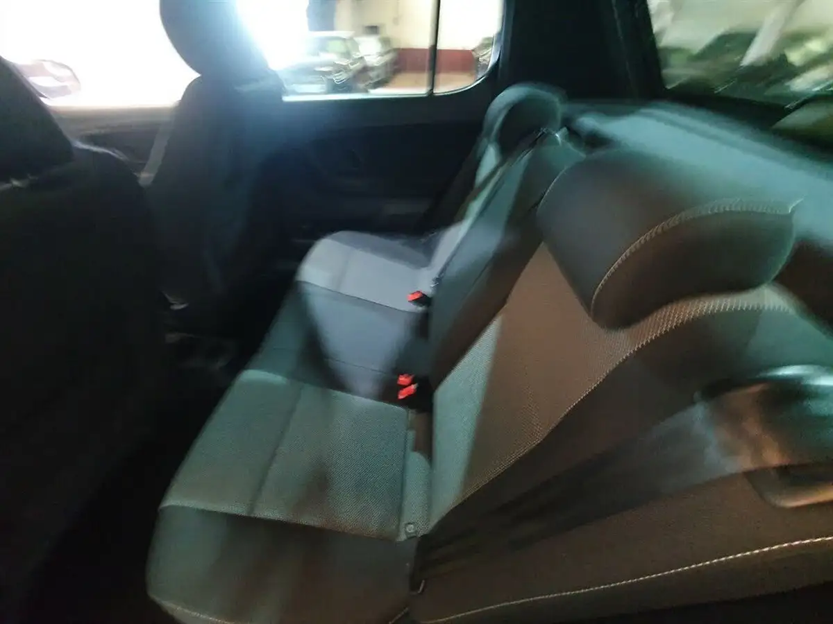 2014-skoda-fabia-12-black-edition-hatchback-big-13