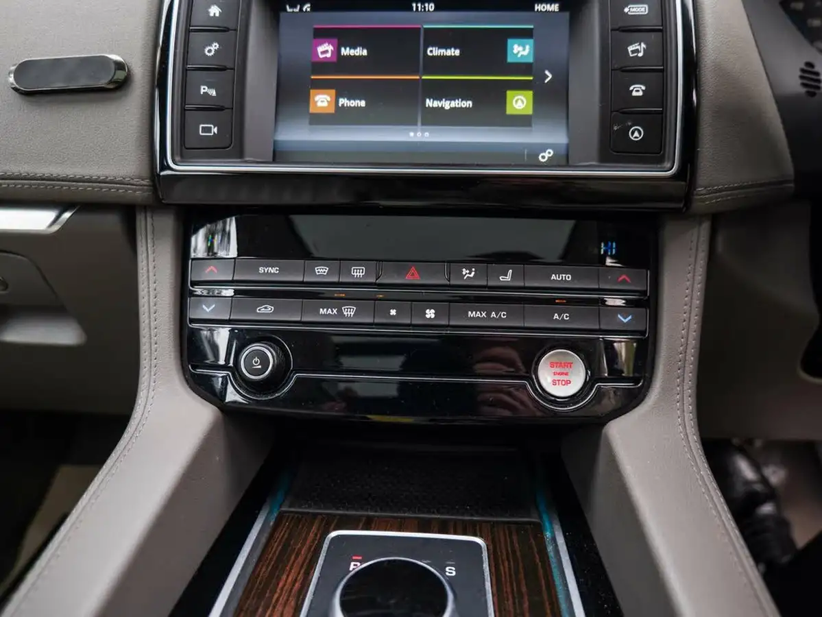 2016-jaguar-f-pace-20-i4d-portfolio-awd-auto-big-30