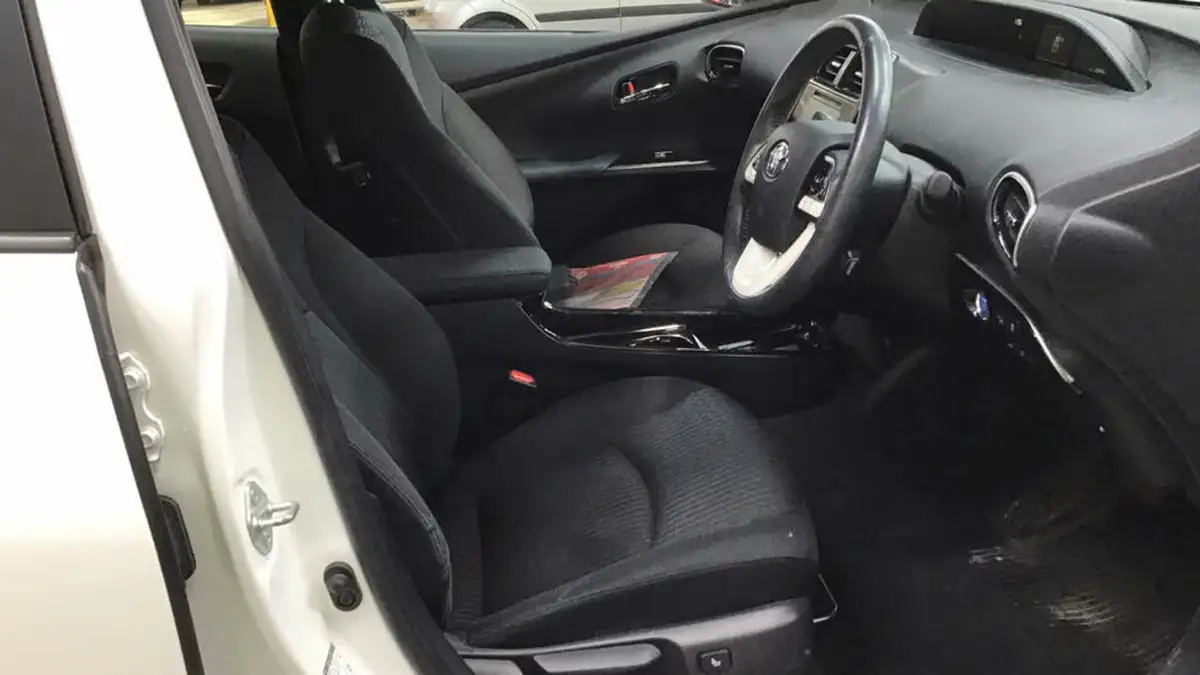 2017-toyota-prius-18-vvt-i-business-edition-plus-big-6