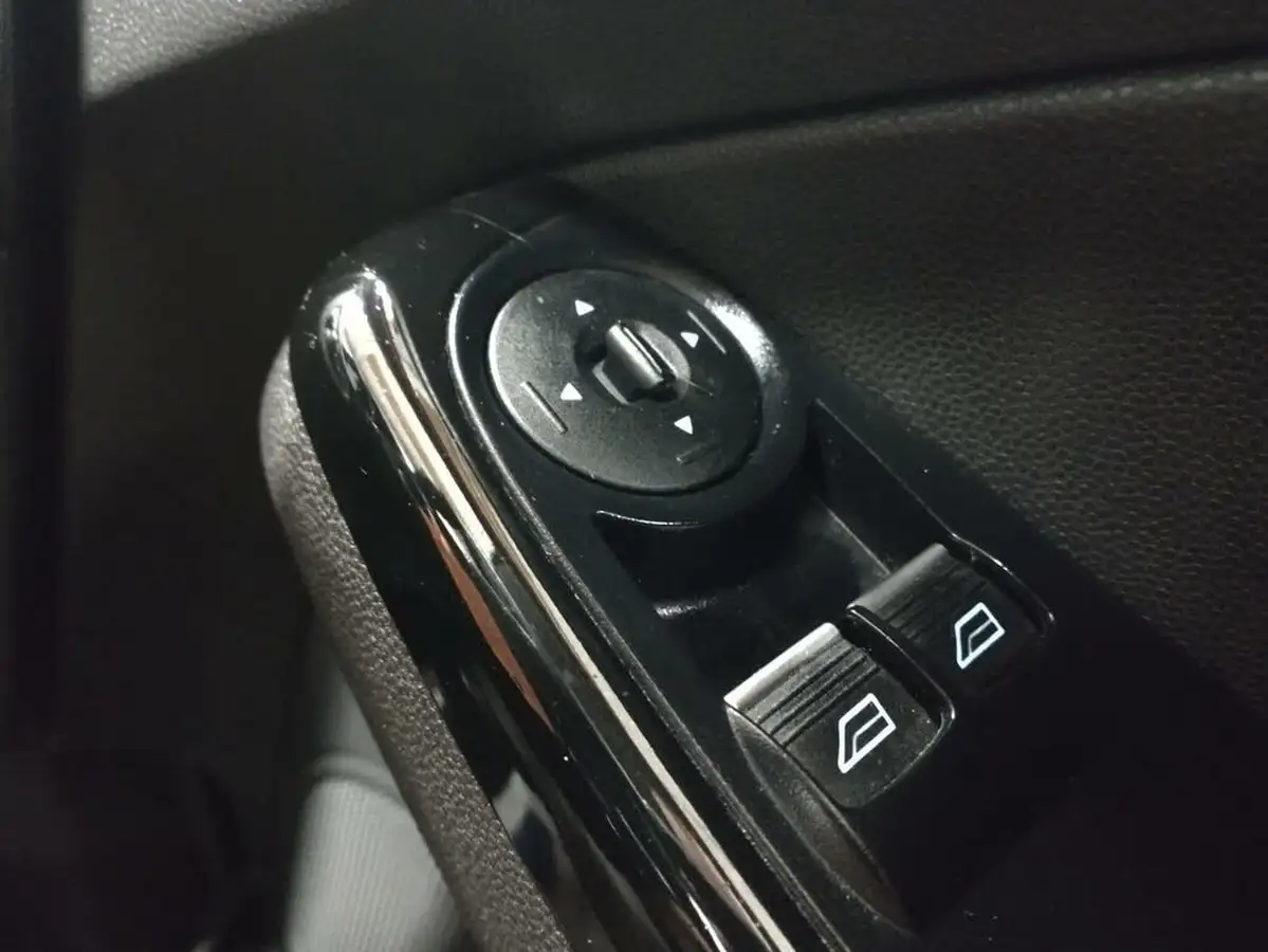 2015-ford-fiesta-10-zetec-s-red-edition-big-21