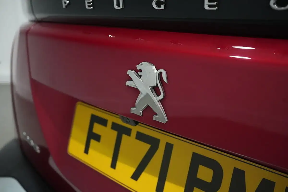 2021-peugeot-2008-suv-12-puretech-allure-premium-130bhp-eat8-big-10