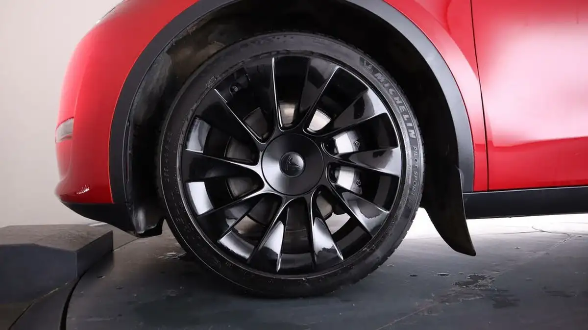 2023-tesla-model-y-e-long-range-big-18