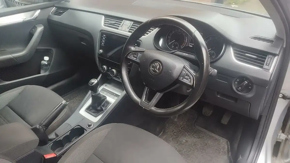2019-skoda-octavia-16tdi-se-technology-hatchback-big-13