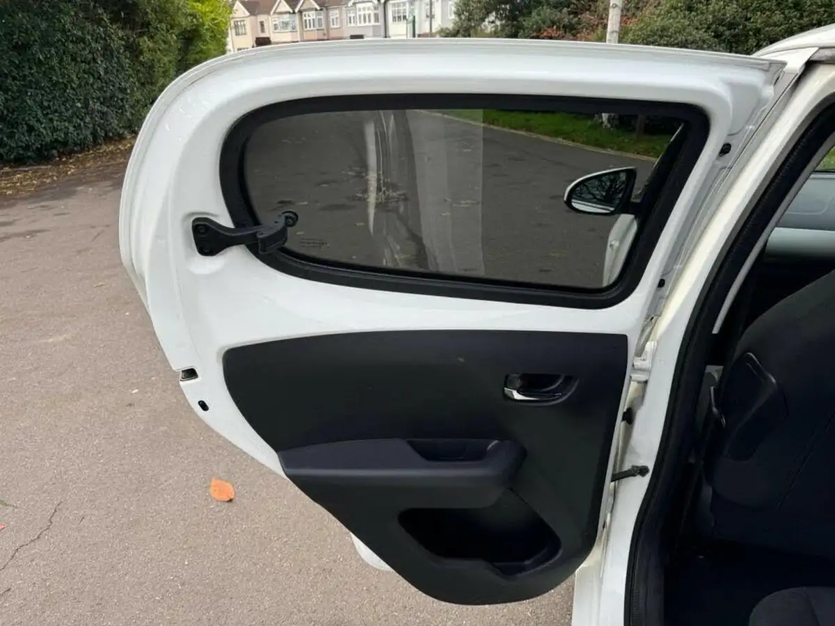2014-peugeot-108-12-allure-vti-puretech-hatchback-5d-big-31