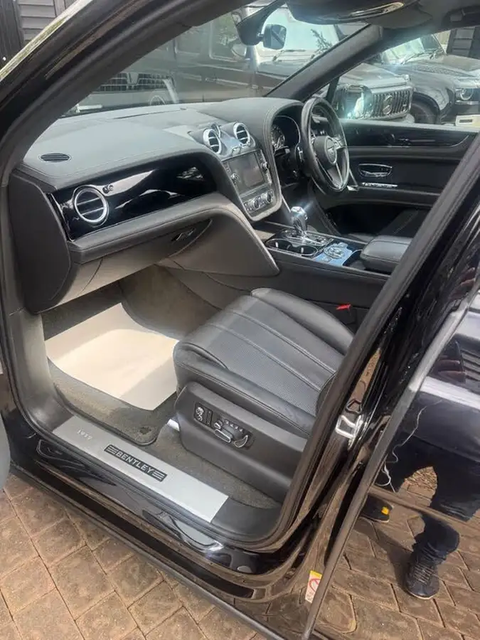 2019-bentley-bentayga-40-v8-big-9