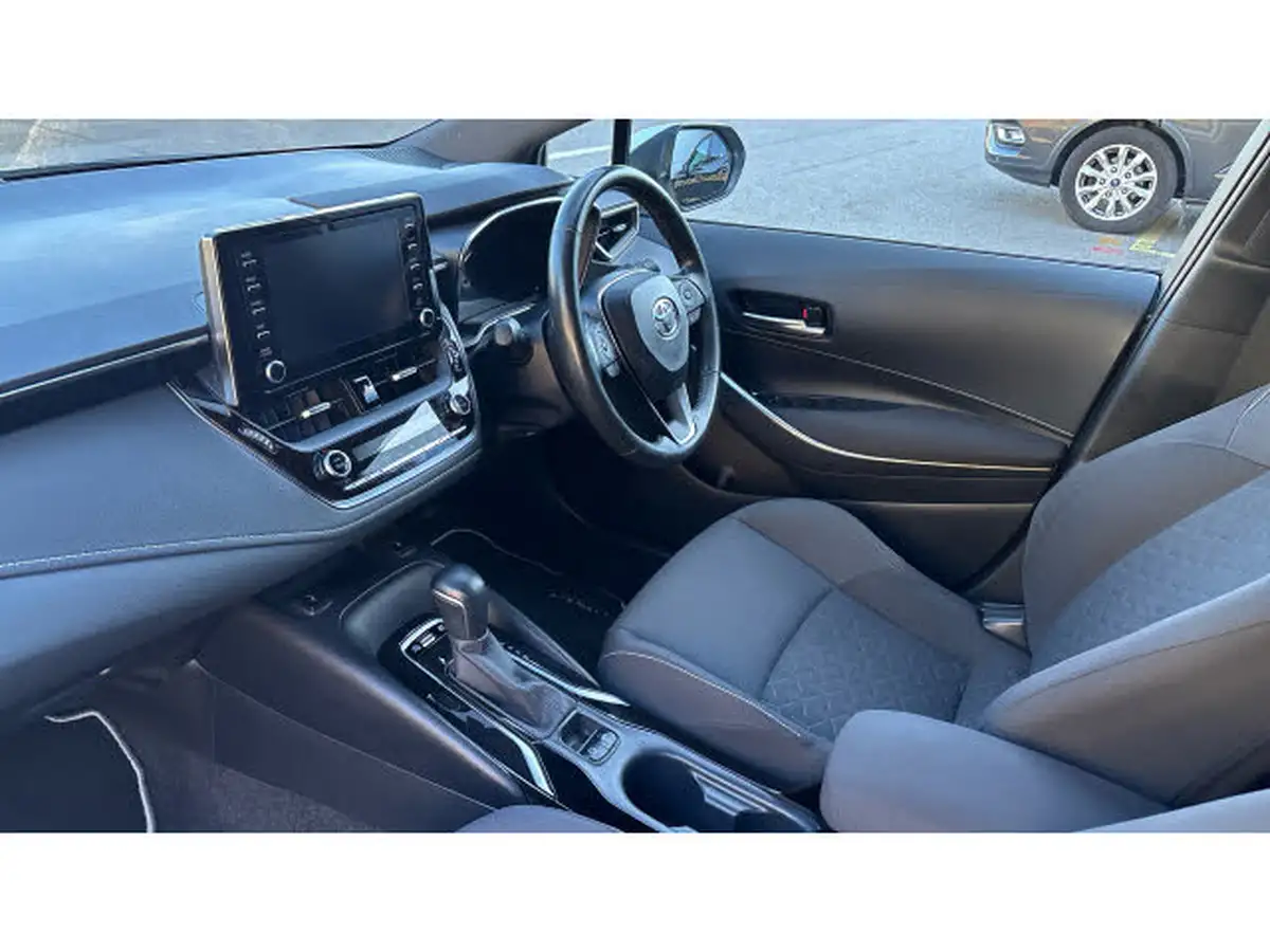 2019-toyota-corolla-18-vvt-i-design-trk-touring-sports-5d-big-8