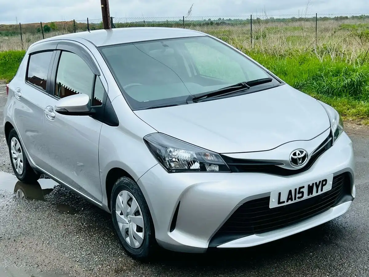2015-toyota-yaris-133-icon-vvt-i-nav-5d-cvt-big-0