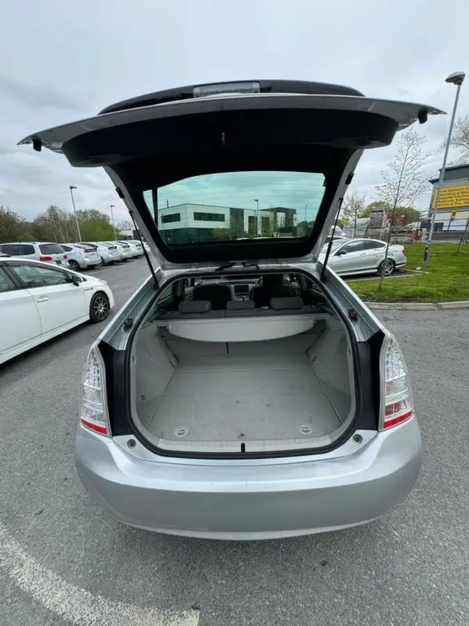 2010-toyota-prius-big-12