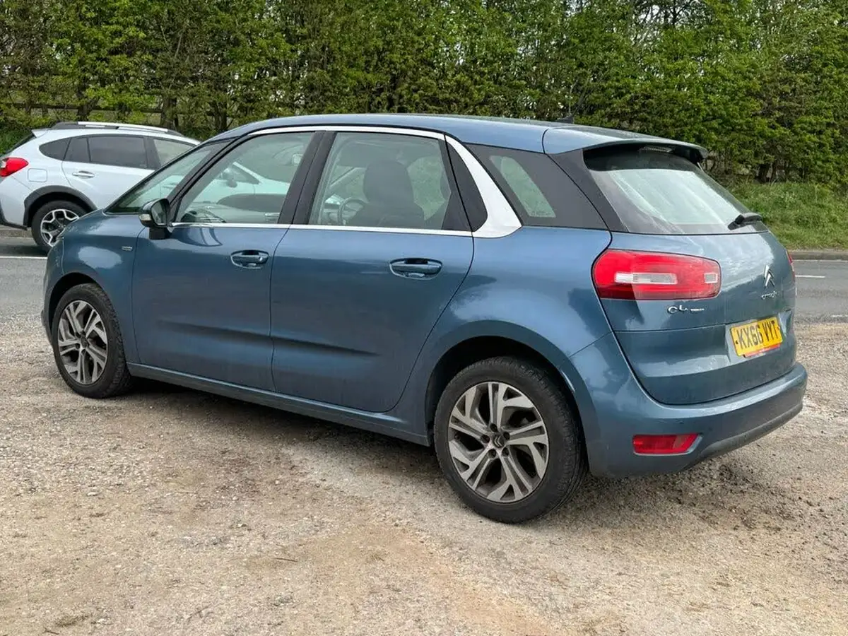 2016-citroen-c4-picasso-16bluehdi-exclusive-big-10