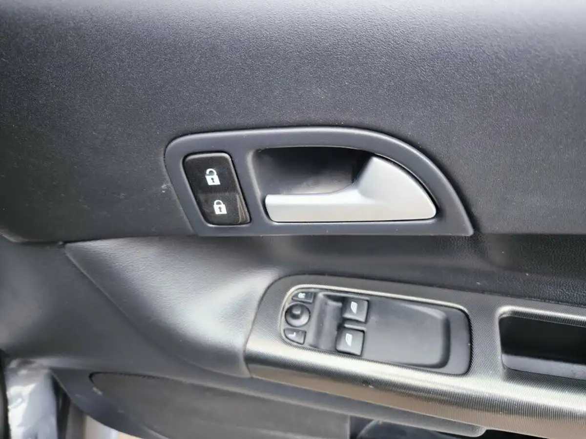 2010-volvo-c30-16-r-design-hatchback-3d-big-15