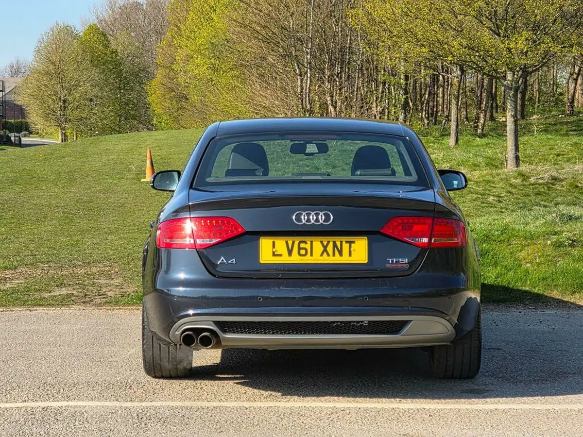 2012-audi-a4-18-black-edition-fsi-160ps-big-4