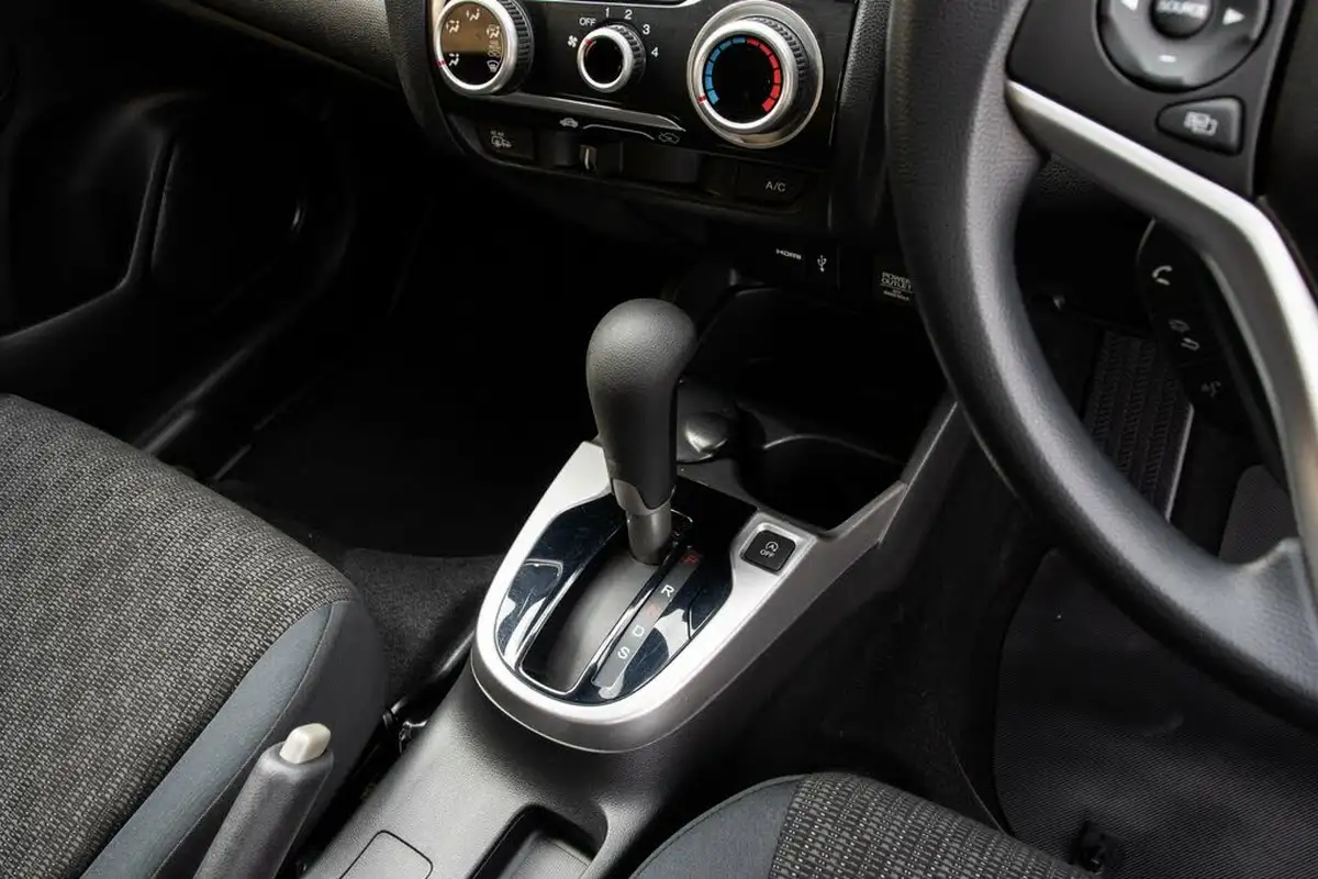 2015-honda-jazz-13-i-vtec-se-cvt-big-27