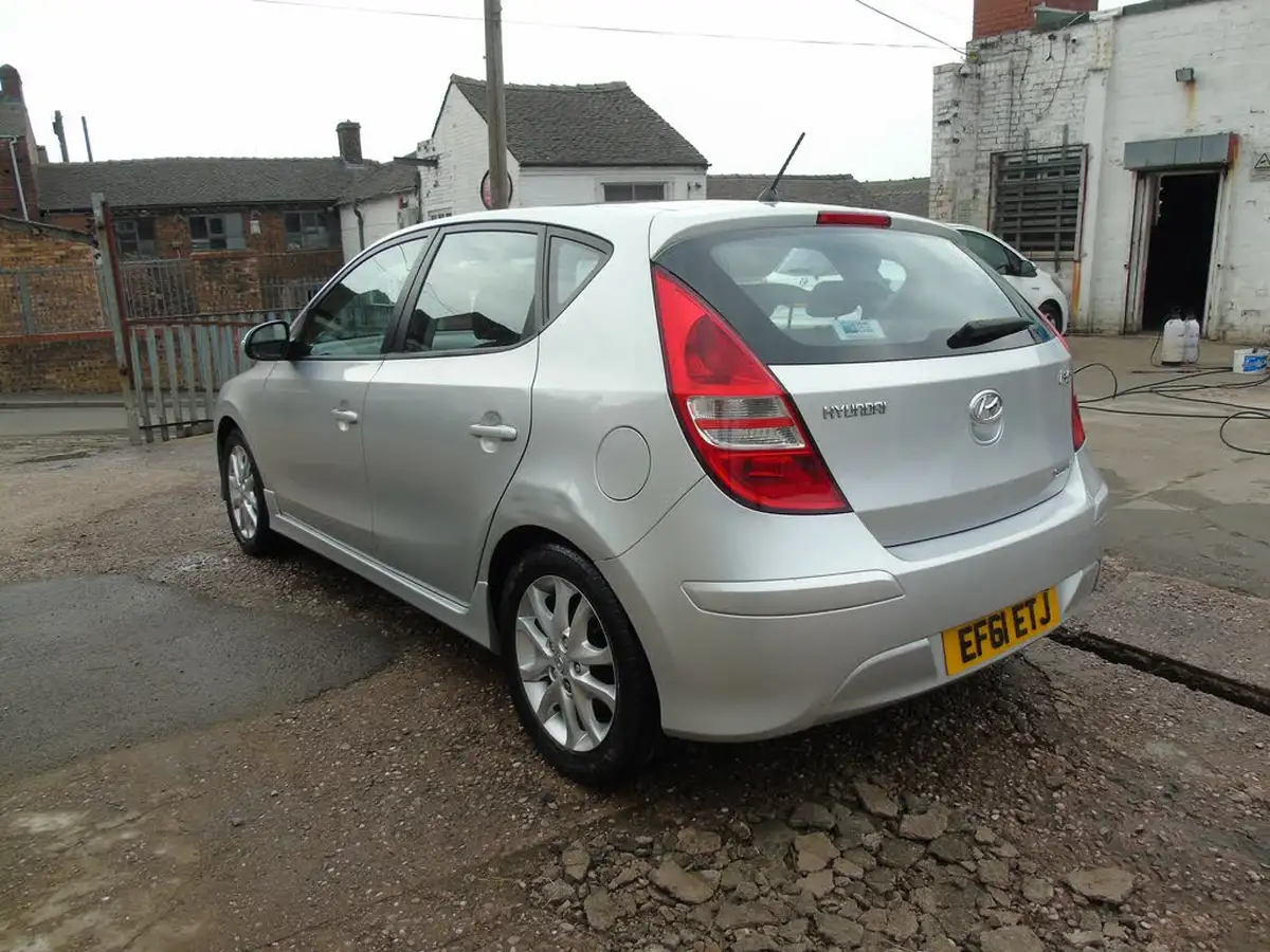 2011-hyundai-i30-16td-comfort-115ps-hatchback-big-4