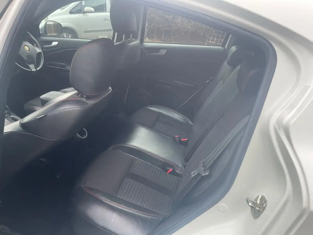 2012-alfa-romeo-giulietta-20td-veloce-170bhp-tct-big-43