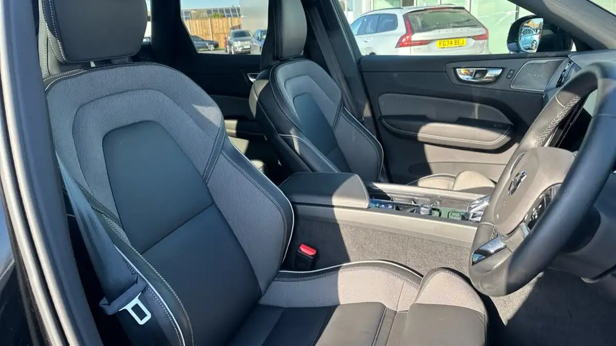 2025-volvo-xc60-20-b5-plus-black-edition-big-8