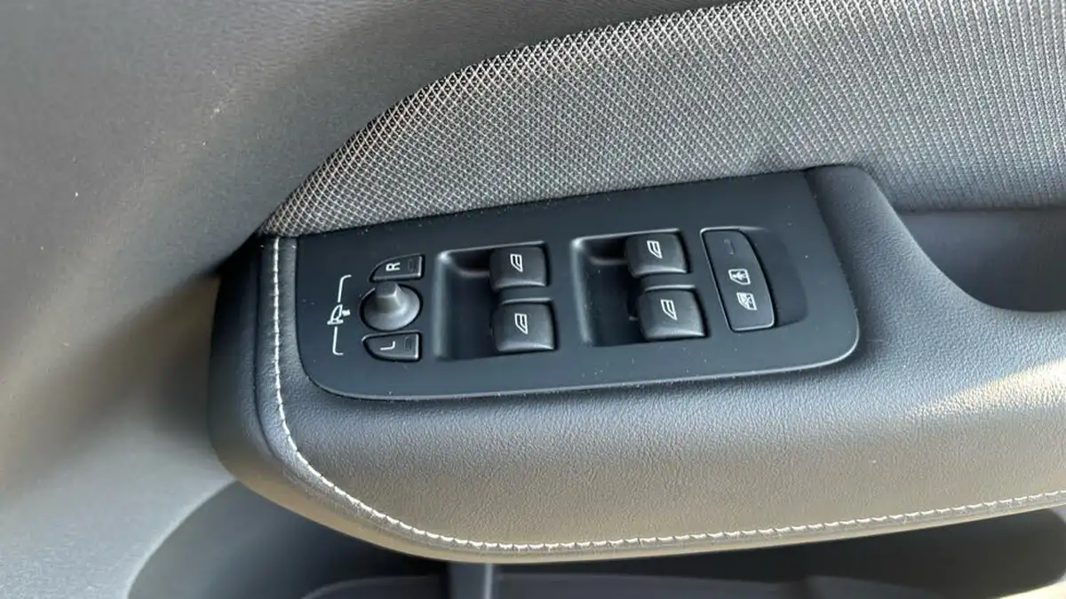 2025-volvo-xc60-20-b5-plus-black-edition-big-36
