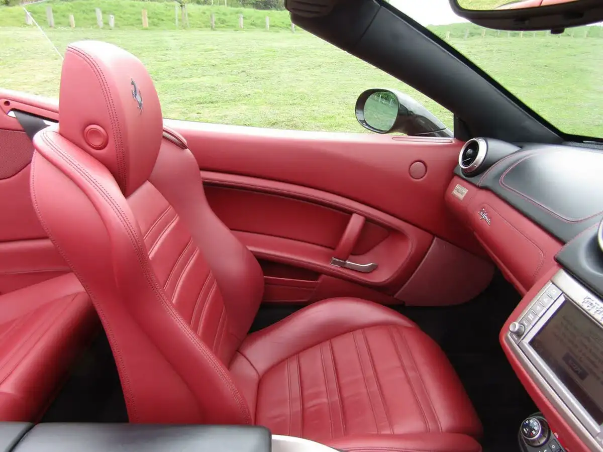 2010-ferrari-california-43-big-31