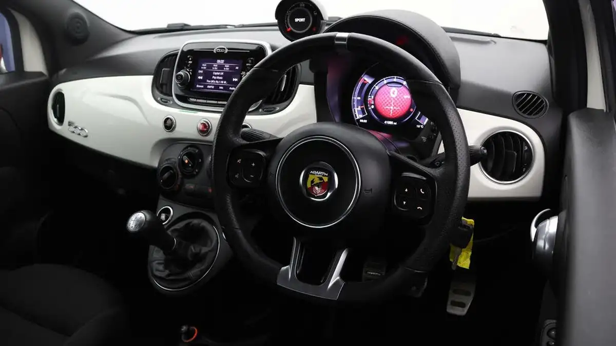 2017-abarth-595-14-tjet-big-8