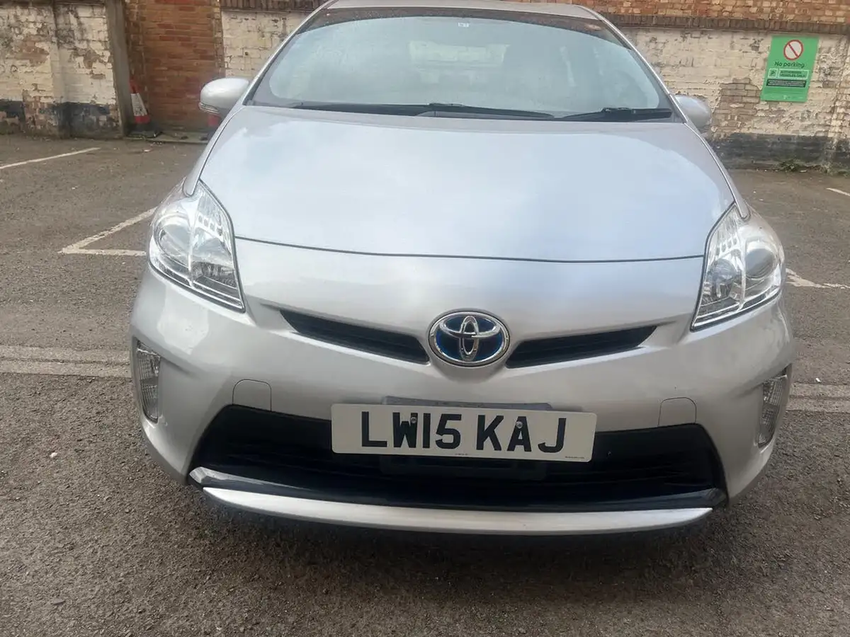 2015-toyota-prius-hybrid-big-7