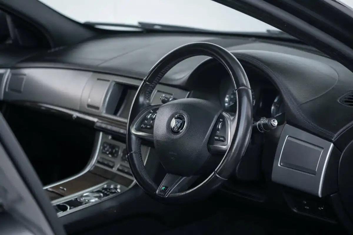 2015-jaguar-xf-22td-r-sport-163ps-saloon-4d-big-3