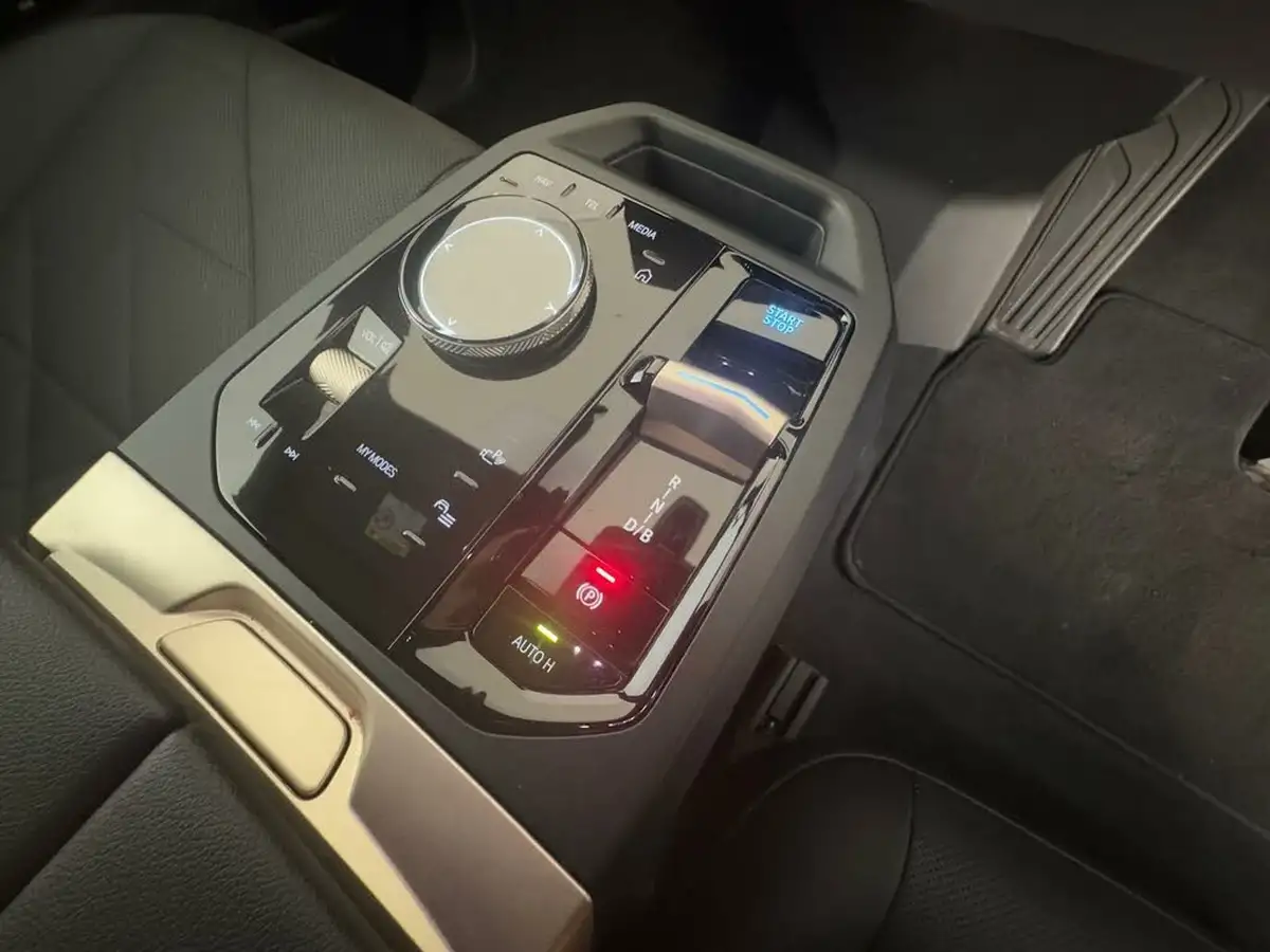 2021-bmw-ix-e-xdrive-40-m-sport-big-30