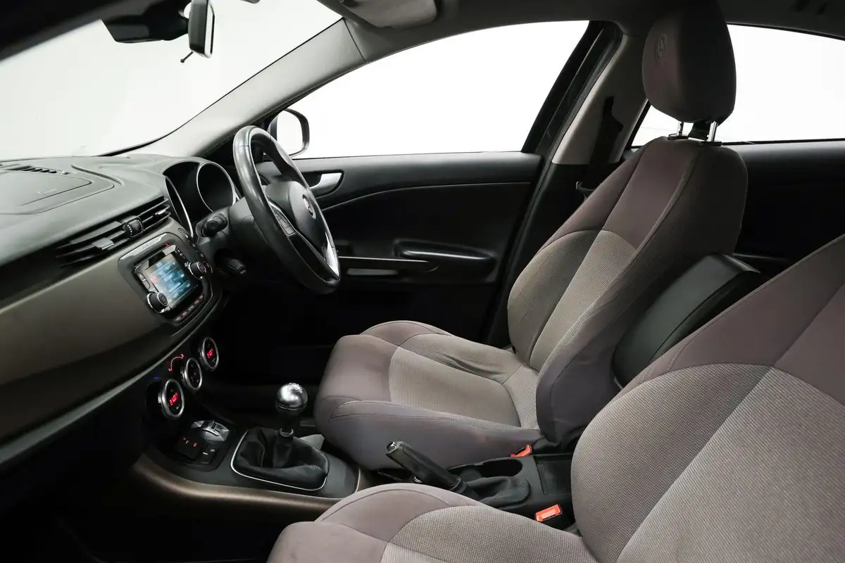 2014-alfa-romeo-giulietta-14-distinctive-multiair-170bhp-big-21