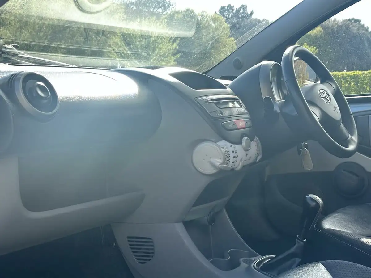 2011-toyota-aygo-10-aygo-ice-5d-big-16